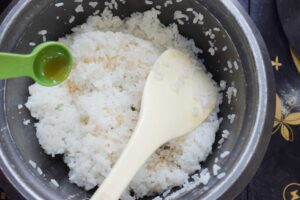 korean rice roll kim bap recipe - Add sesame oil and salt into the cooked rice as seasonings