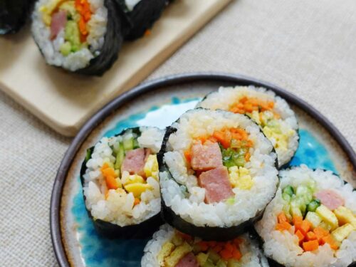 https://tasvel.com/wp-content/uploads/2022/05/korean-rice-roll-kim-bap-recipe-image-one-500x375.jpg